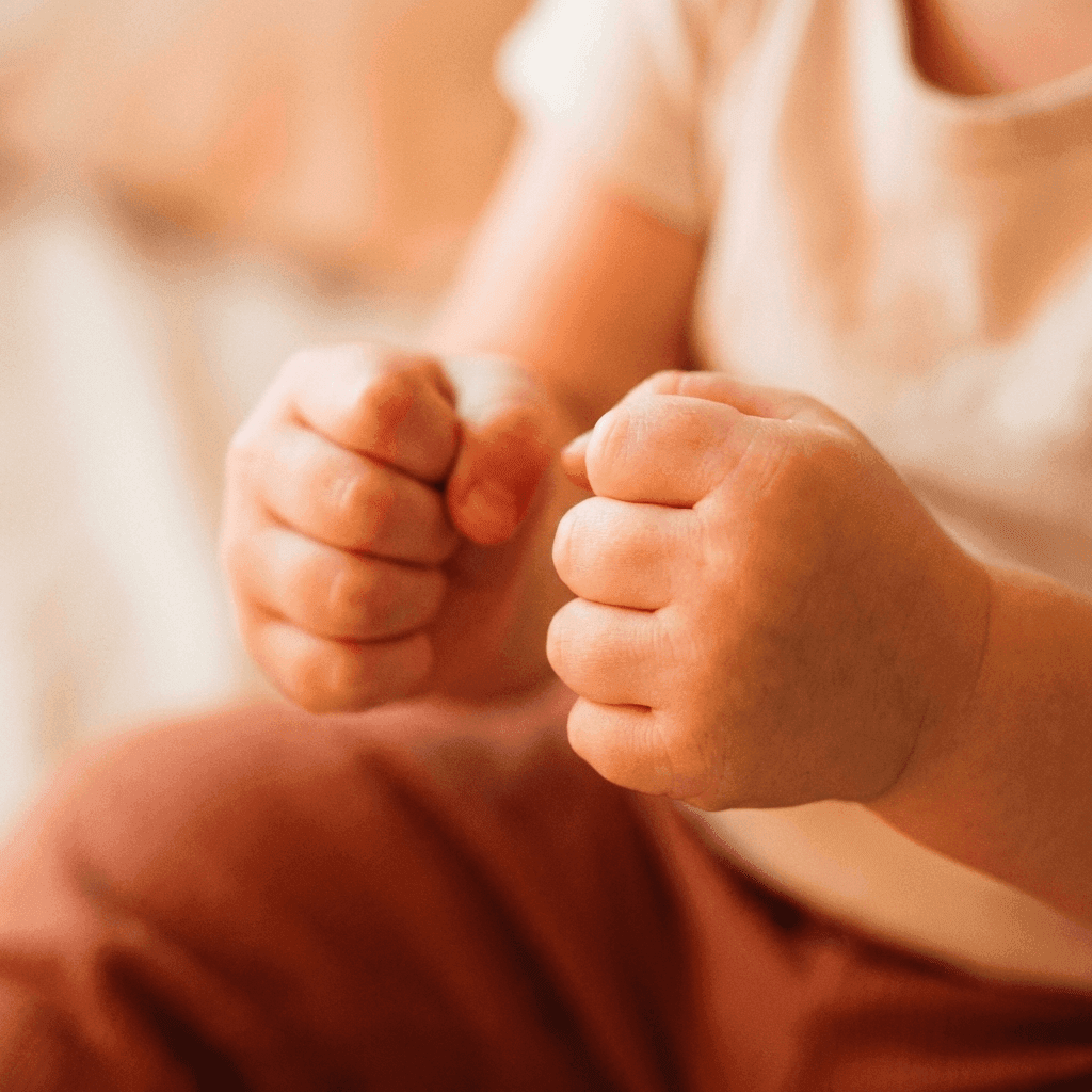 Gyerek ökölbe szorított keze - frusztráció